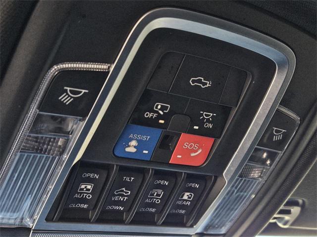 Photo of 2020 Diamond Black Crystal Pearlcoat RAM 1500