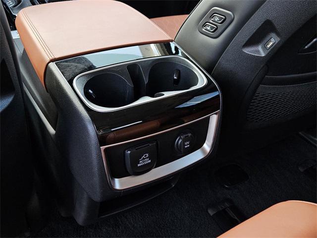 Photo of 2023 Ceramic Silver Kia Carnival