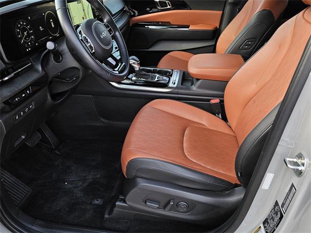 Photo of 2023 Ceramic Silver Kia Carnival