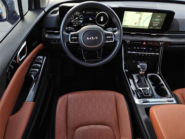 Photo of 2023 Ceramic Silver Kia Carnival