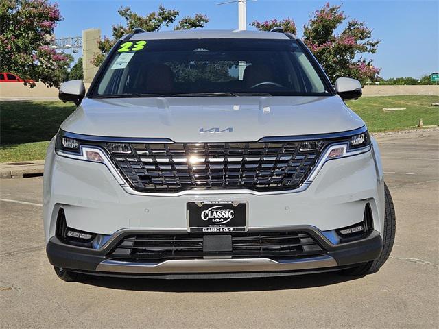 Photo of 2023 Ceramic Silver Kia Carnival