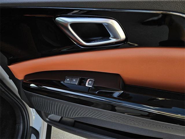 Photo of 2023 Ceramic Silver Kia Carnival
