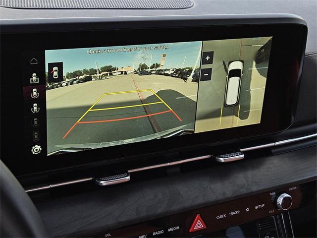 Photo of 2023 Ceramic Silver Kia Carnival