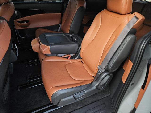Photo of 2023 Ceramic Silver Kia Carnival