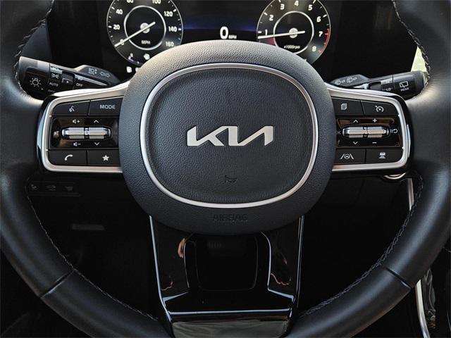 Photo of 2023 Ceramic Silver Kia Carnival
