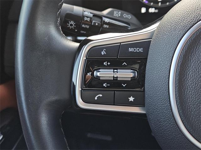 Photo of 2023 Ceramic Silver Kia Carnival