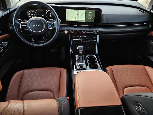Photo of 2023 Ceramic Silver Kia Carnival