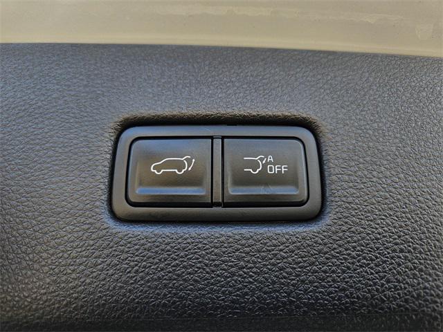Photo of 2023 Ceramic Silver Kia Carnival