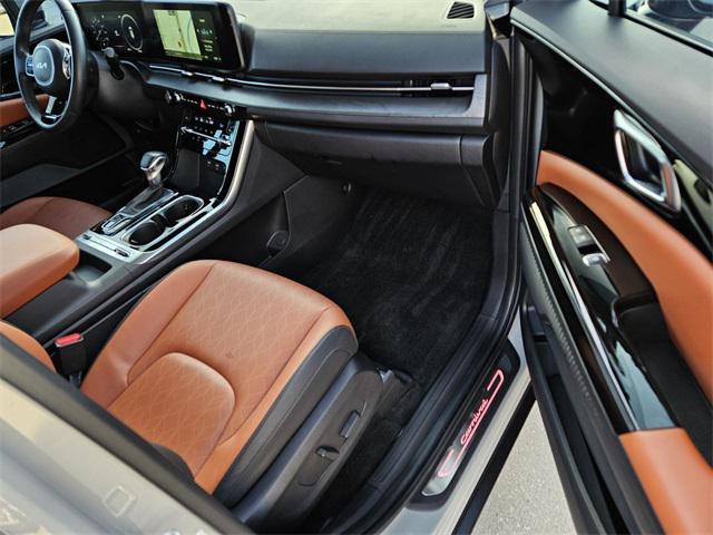 Photo of 2023 Ceramic Silver Kia Carnival