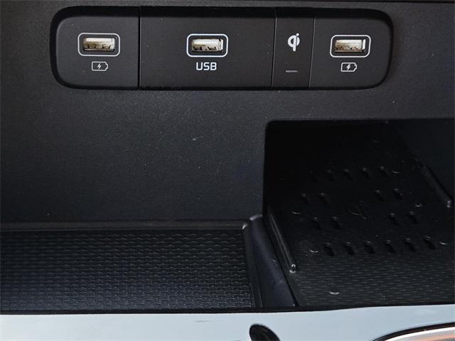 Photo of 2023 Ceramic Silver Kia Carnival