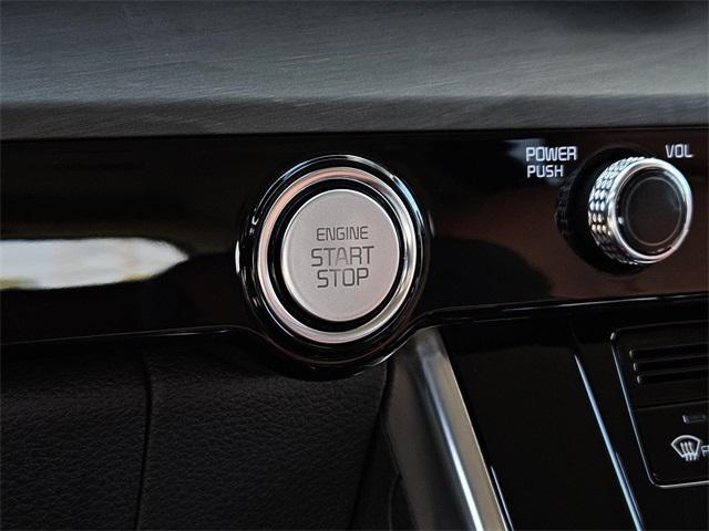 Photo of 2023 Ceramic Silver Kia Carnival