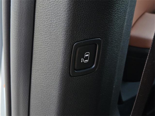 Photo of 2023 Ceramic Silver Kia Carnival