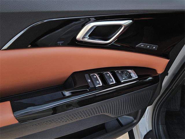 Photo of 2023 Ceramic Silver Kia Carnival