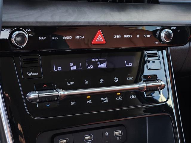 Photo of 2023 Ceramic Silver Kia Carnival