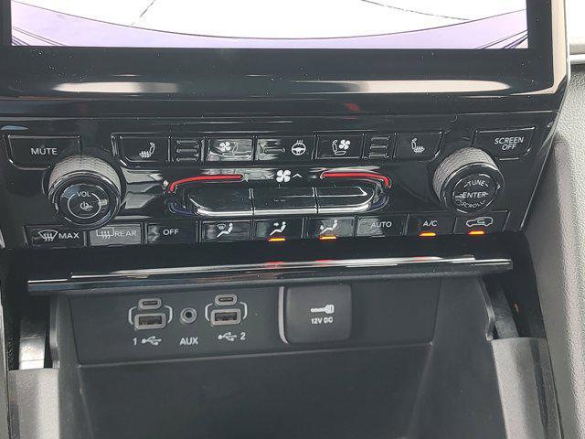 Photo of 2025 Diamond Black Crystal Pearlcoat Jeep Grand Cherokee