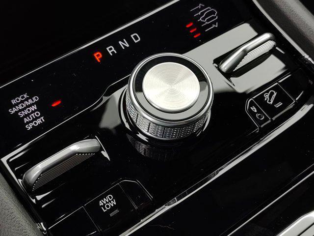 Photo of 2025 Diamond Black Crystal Pearlcoat Jeep Grand Cherokee
