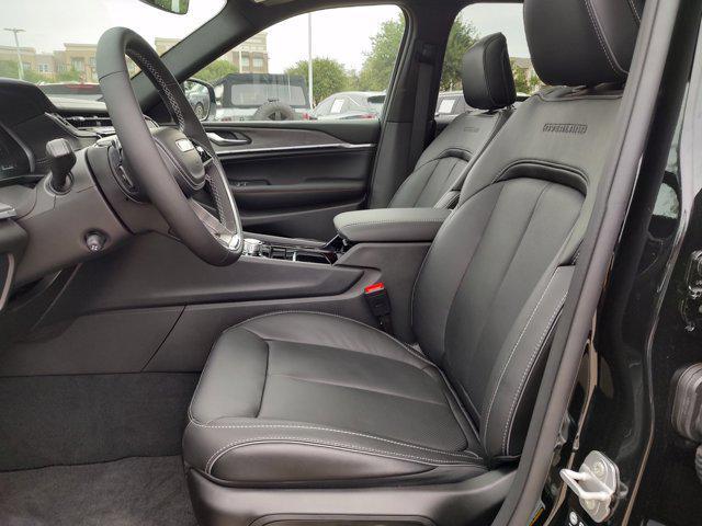 Photo of 2025 Diamond Black Crystal Pearlcoat Jeep Grand Cherokee