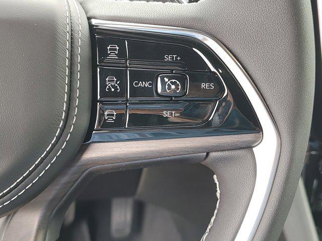 Photo of 2025 Diamond Black Crystal Pearlcoat Jeep Grand Cherokee