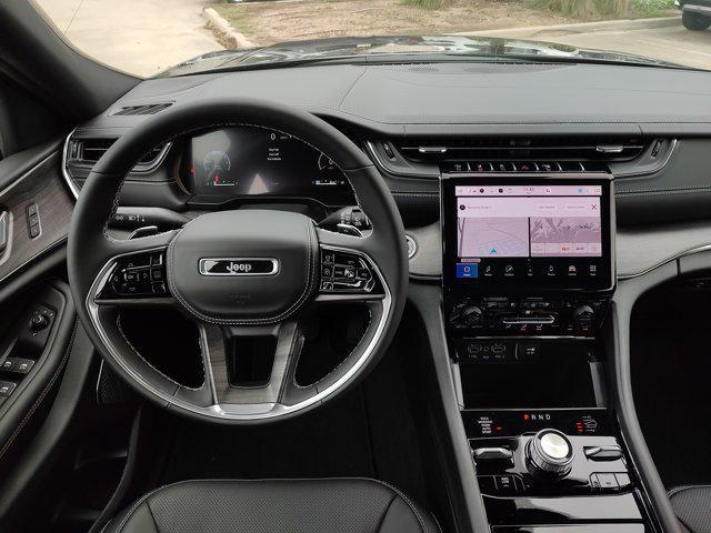 Photo of 2025 Diamond Black Crystal Pearlcoat Jeep Grand Cherokee