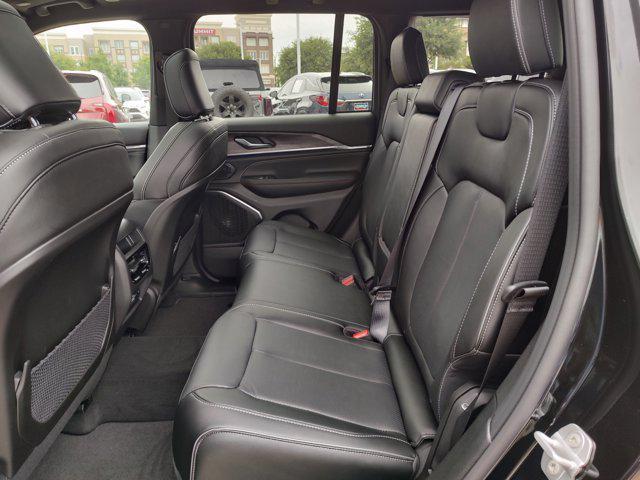 Photo of 2025 Diamond Black Crystal Pearlcoat Jeep Grand Cherokee