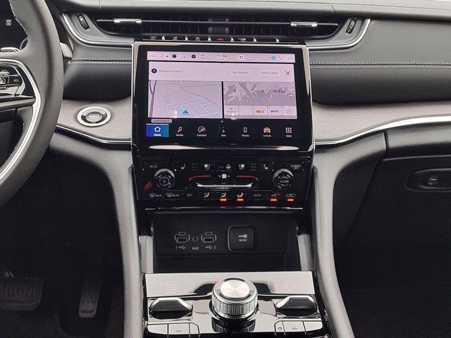 Photo of 2025 Diamond Black Crystal Pearlcoat Jeep Grand Cherokee