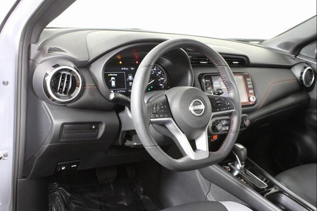 Photo of 2023 Gray/Super Black Nissan Kicks