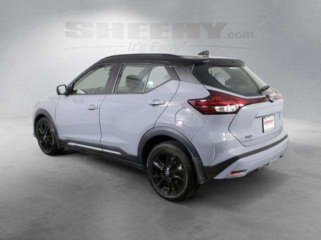 Photo of 2023 Gray/Super Black Nissan Kicks