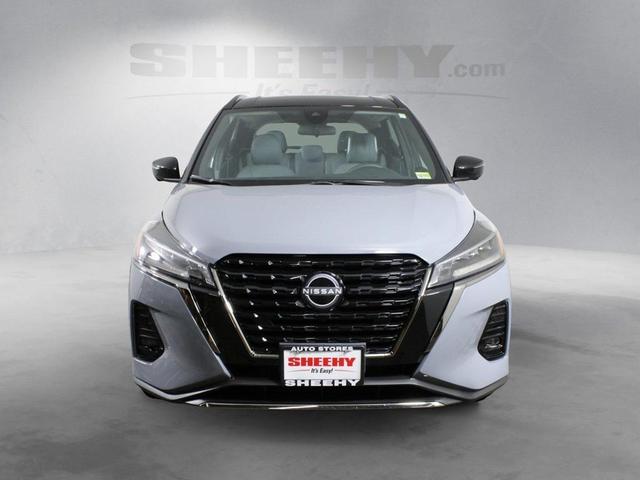 Photo of 2023 Gray/Super Black Nissan Kicks