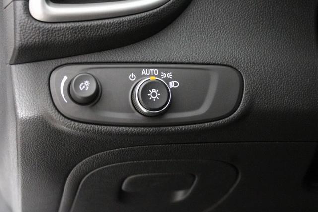 Photo of 2022 Iridescent Pearl Tricoat Chevrolet Trax