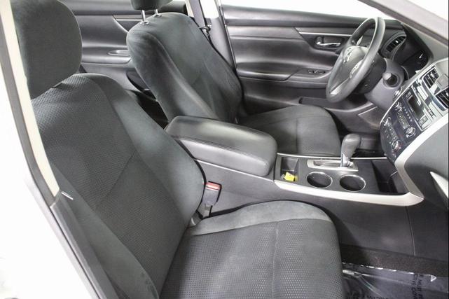 Photo of 2015 Pearl White Nissan Altima