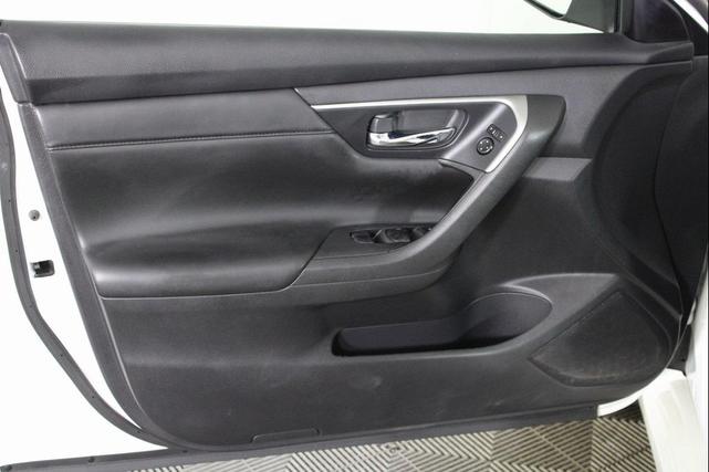 Photo of 2015 Pearl White Nissan Altima