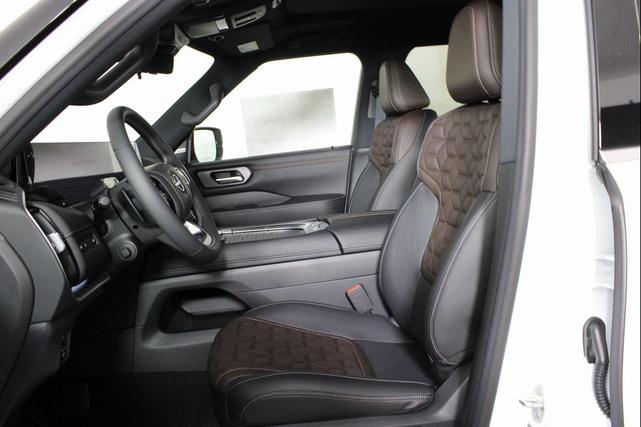 Photo of 2026 Everest White Pearl Tricoat/Super Black Nissan Armada