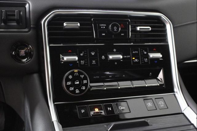 Photo of 2026 Everest White Pearl Tricoat/Super Black Nissan Armada