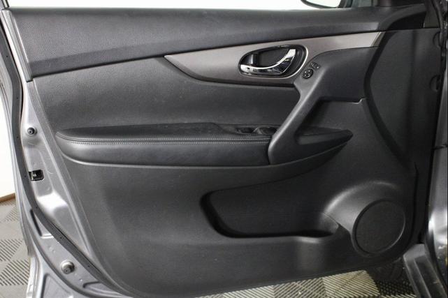 Photo of 2016 Gun Metallic Nissan Rogue