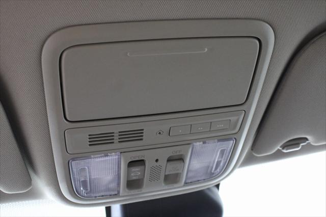 Photo of 2016 White Diamond Pearl Honda Odyssey