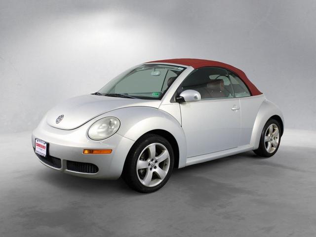 Photo of 2009 Silverleaf Metallic/Bordeaux Roof Volkswagen New Beetle