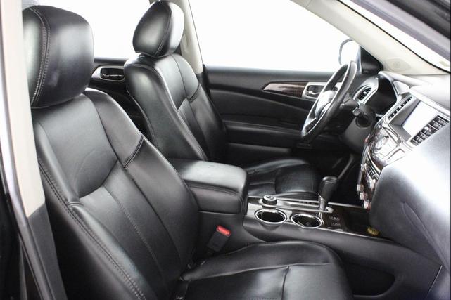 Photo of 2015 Magnetic Black Nissan Pathfinder