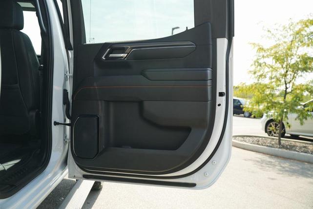 Photo of 2024 Summit White GMC Sierra 1500