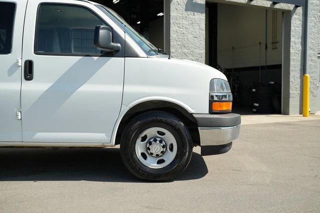 Photo of 2017 Summit White Chevrolet Express 3500