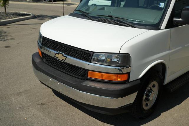 Photo of 2017 Summit White Chevrolet Express 3500