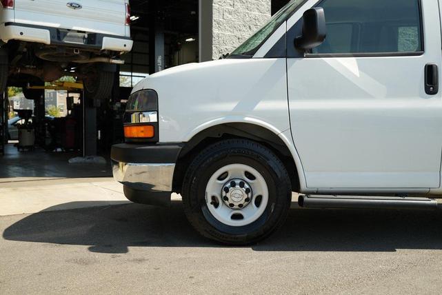 Photo of 2017 Summit White Chevrolet Express 3500