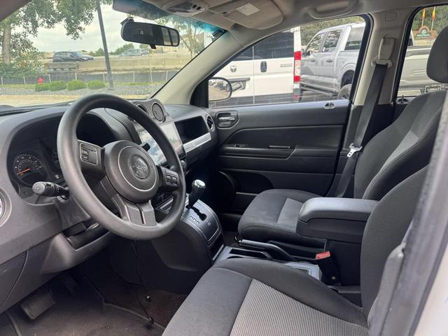 Photo of 2015 Bright White Clearcoat Jeep Compass