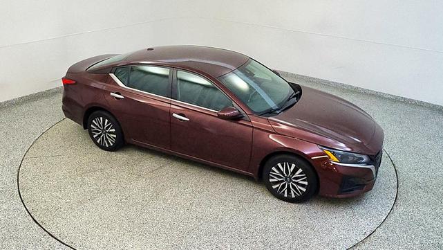 Photo of 2023 Garnet Pearl Nissan Altima