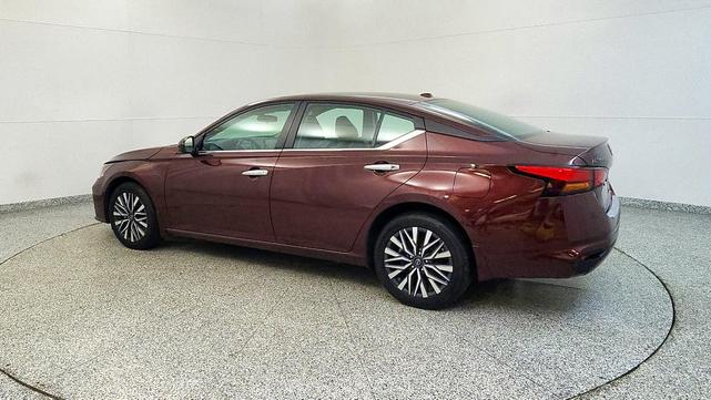 Photo of 2023 Garnet Pearl Nissan Altima