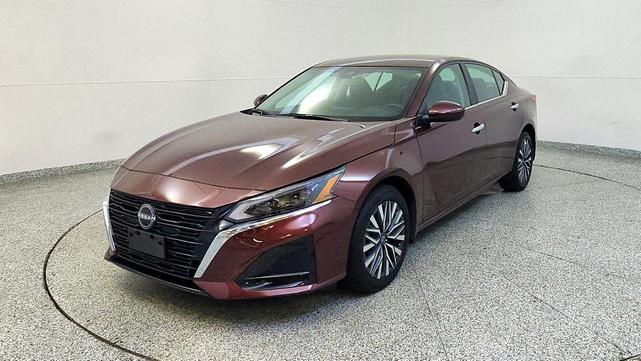 Photo of 2023 Garnet Pearl Nissan Altima