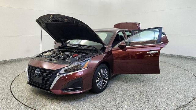 Photo of 2023 Garnet Pearl Nissan Altima
