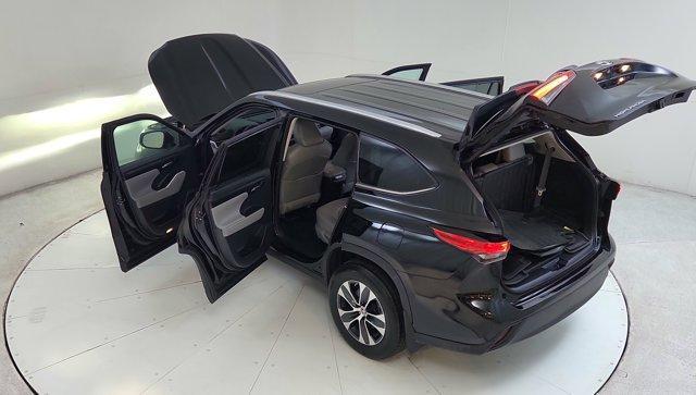 Photo of 2021 Black Toyota Highlander