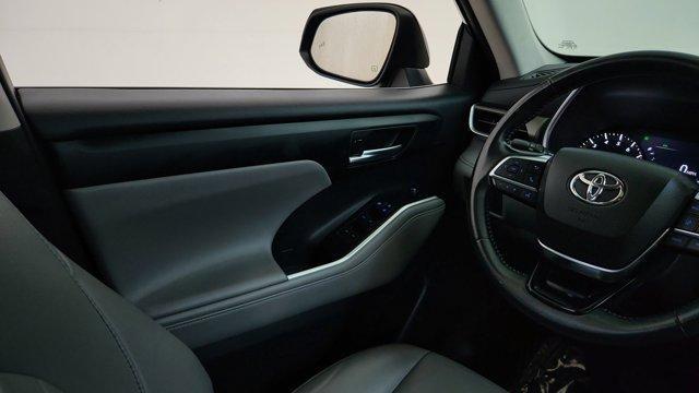 Photo of 2021 Black Toyota Highlander
