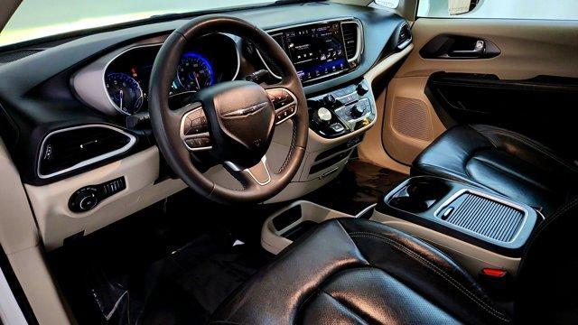 Photo of 2022 White Chrysler Pacifica