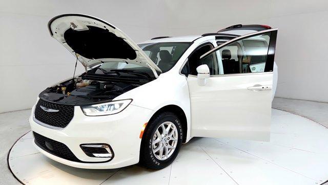 Photo of 2022 White Chrysler Pacifica